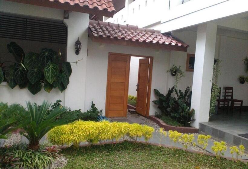 Panzió Reddoorz @ Letjend S. Parman Pacitan