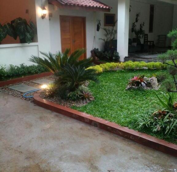 Panzió Reddoorz @ Letjend S. Parman Pacitan