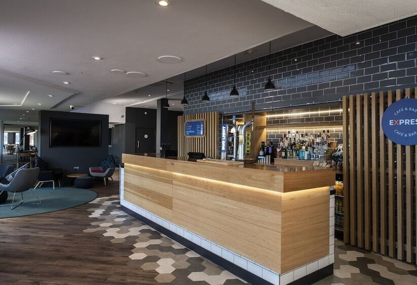 هتل Holiday Inn Express Edinburgh City West, An Ihg