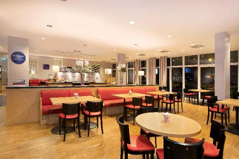 호텔 Holiday Inn Express Frankfurt Airport, An Ihg