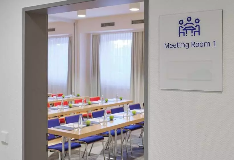 호텔 Holiday Inn Express Frankfurt Airport, An Ihg