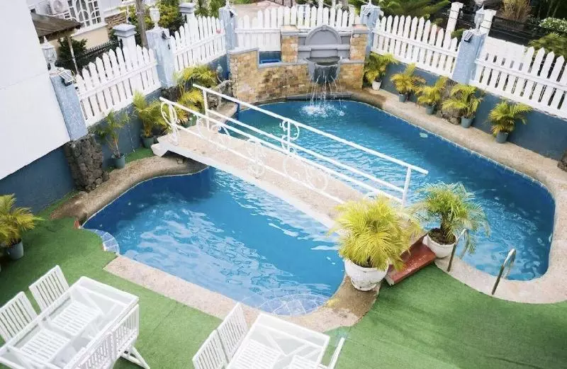 Hotelli Reddoorz Premium At The Grand Peninsula Suites