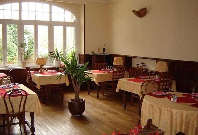 Отель Hôtel Du Commerce