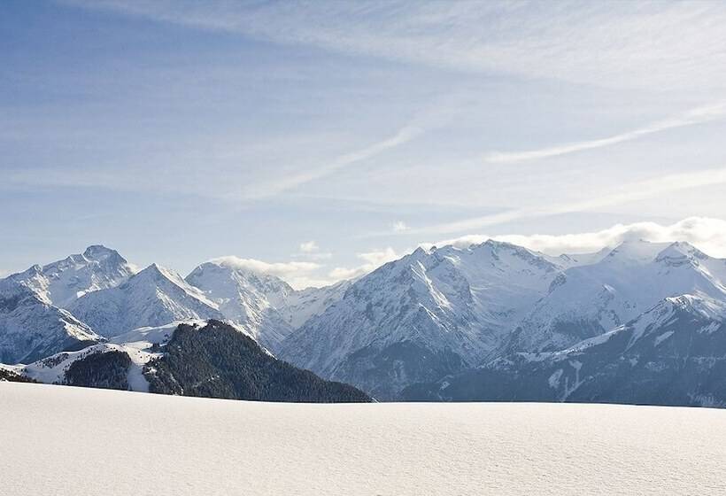 Отель Le Castillan