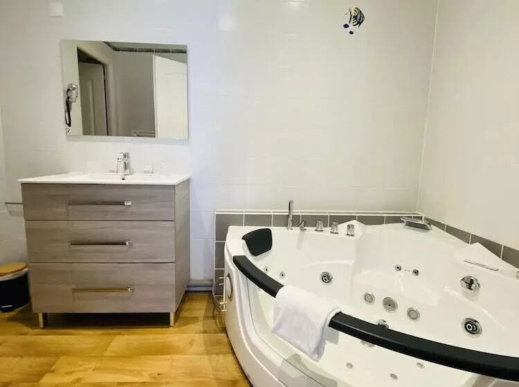 Отель Les Marronniers D'Arc