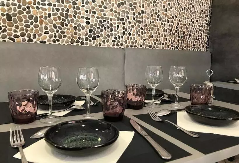 Отель Logis Le Neptune Hôtel & Restaurant