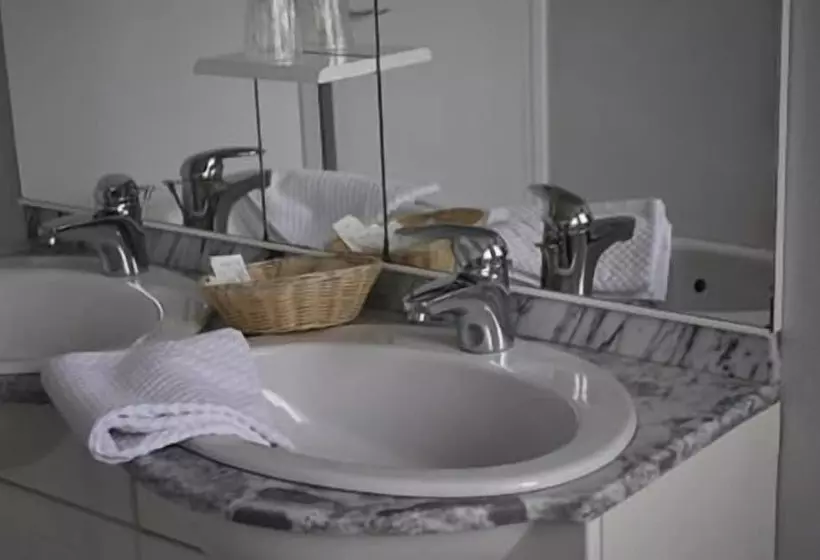 Отель Logis Hôtel & Restaurant Le Normandie