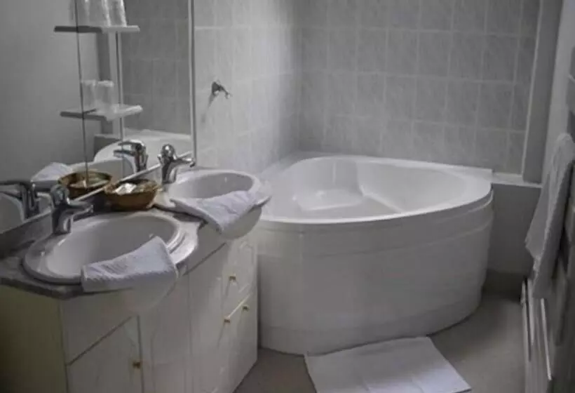 Отель Logis Hôtel & Restaurant Le Normandie