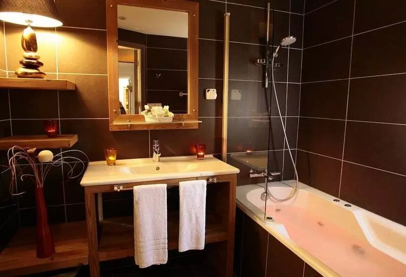 Отель Hôtel Et Spa Les Clarines