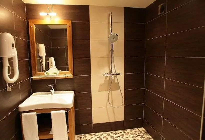 Отель Hôtel Et Spa Les Clarines