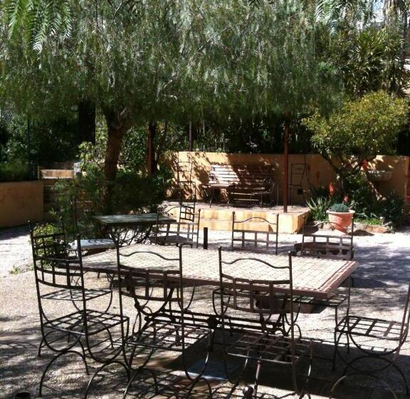 هتل Hôtel La Petite Bohème