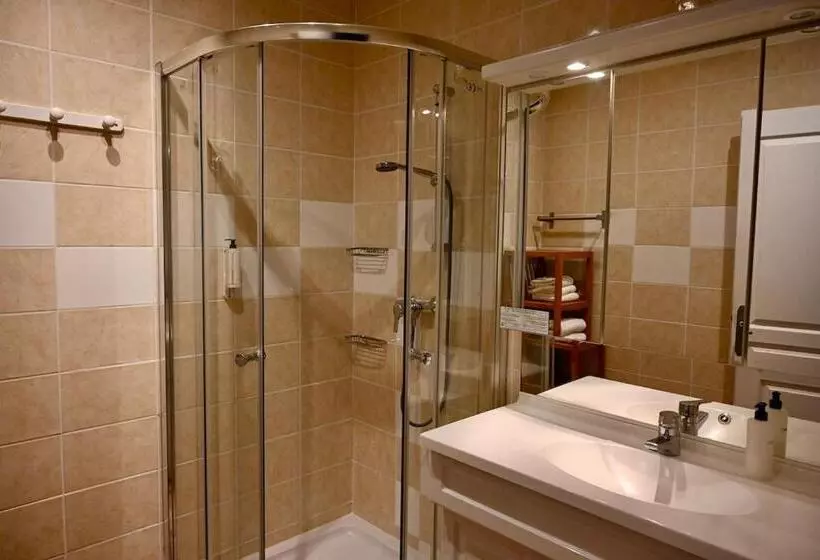 هتل Hôtel La Petite Bohème