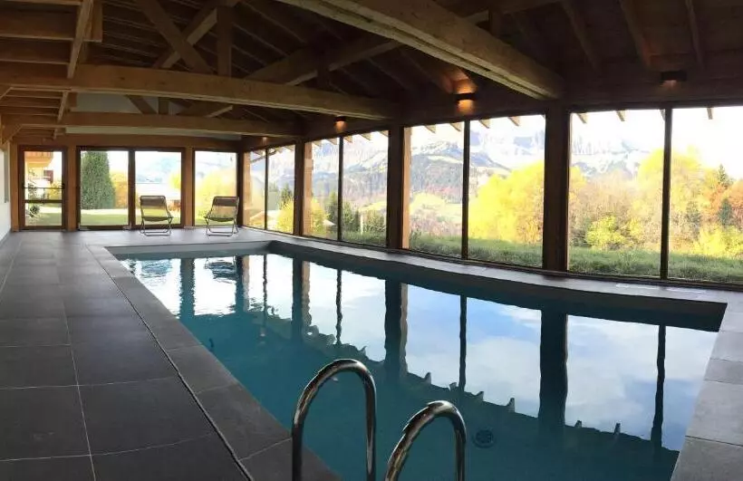 Отель Le Caprice Des Neiges