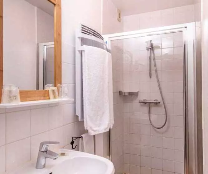 فندق ريفى Auberge Du Fel