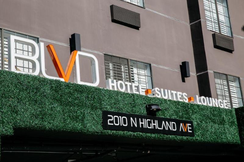 בית מלון כפרי The Blvd  & Suites  Adults Only