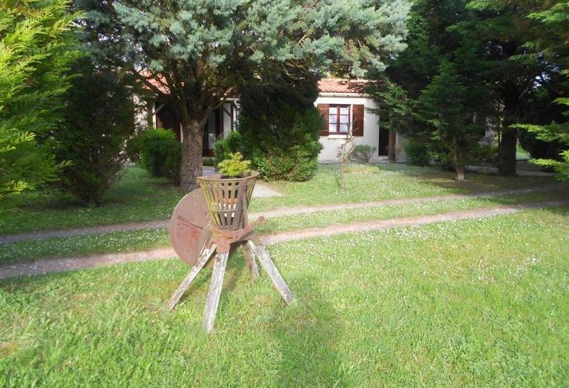 Hotelli Logis De La Garenne