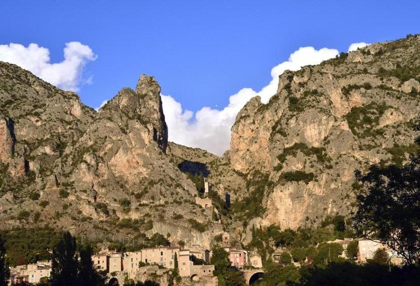 Отель Le Relais De Moustiers