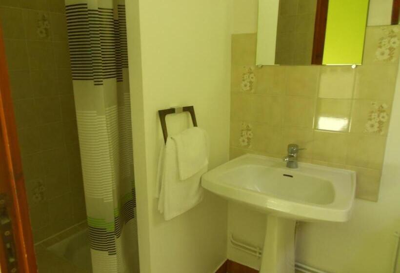 Hotelli Logis De La Garenne