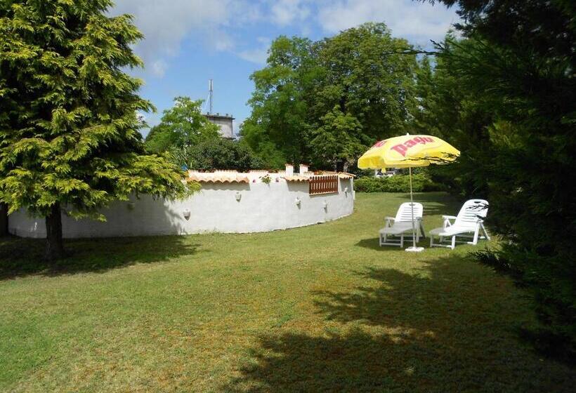 Hotelli Logis De La Garenne