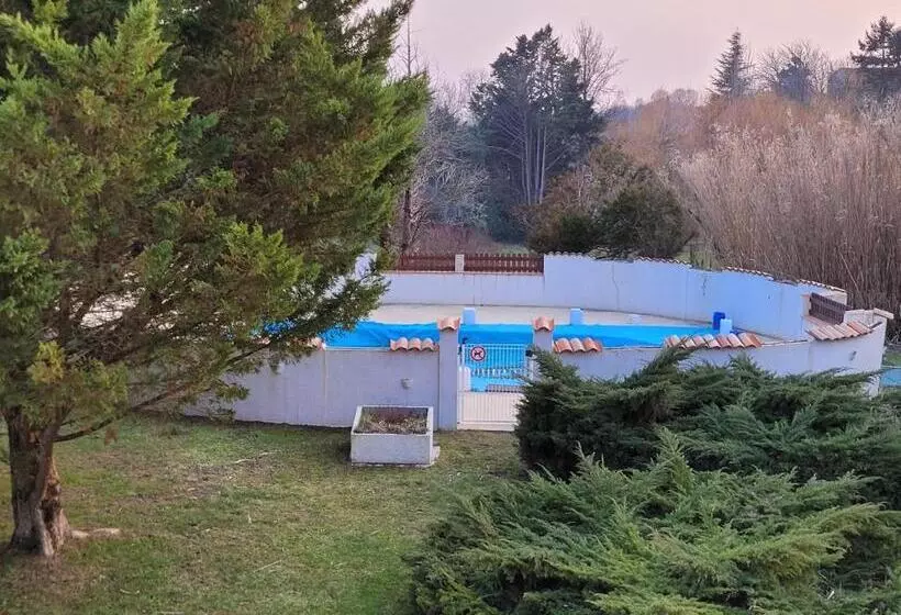 ホテル Logis De La Garenne