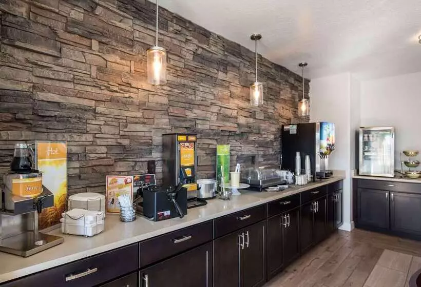 호텔 Quality Inn & Suites West