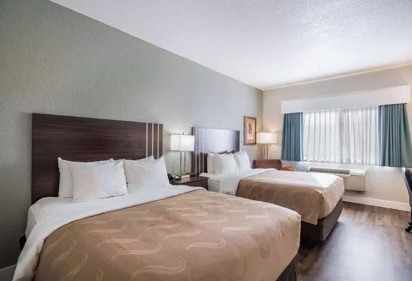 호텔 Quality Inn & Suites West