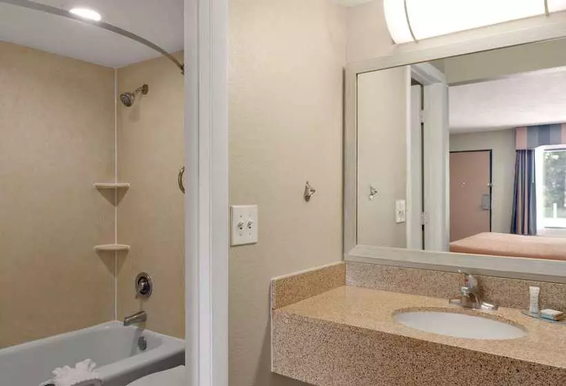 Отель Developer Inn & Suites Airport Jax, A Baymont By Wyndham