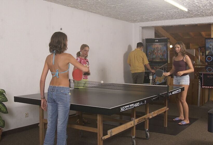 اقامتگاه Hôtel Les Côtes, Résidence Loisirs Et Chalets