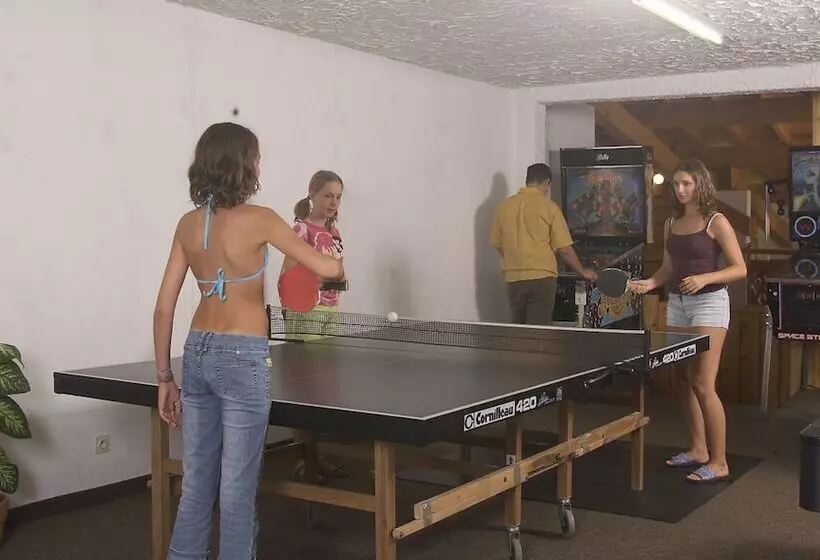 اقامتگاه Hôtel Les Côtes, Résidence Loisirs Et Chalets