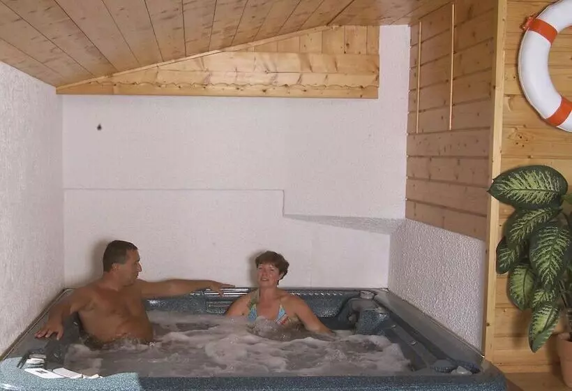 اقامتگاه Hôtel Les Côtes, Résidence Loisirs Et Chalets