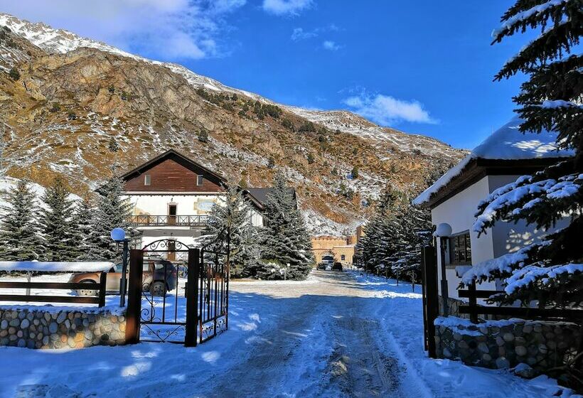 Elbrus Hiloft Hostel