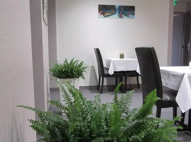 Отель De France