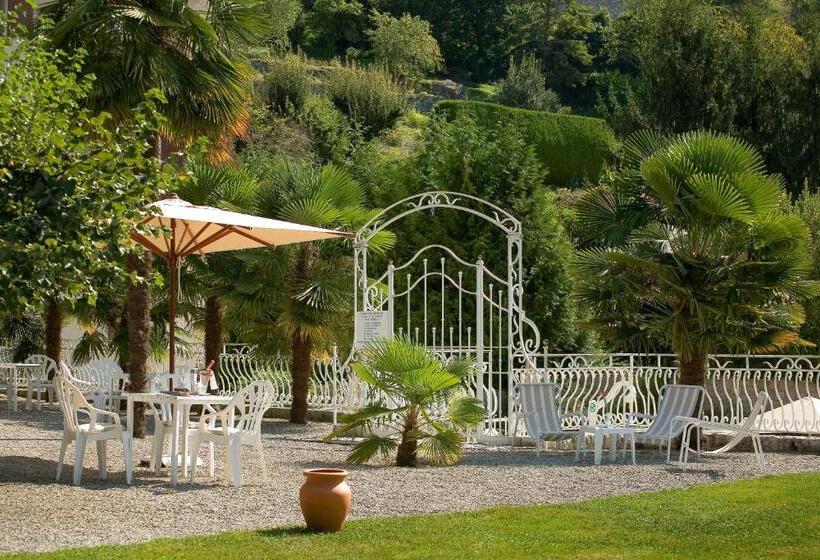 Отель Hôtel Les Grillons