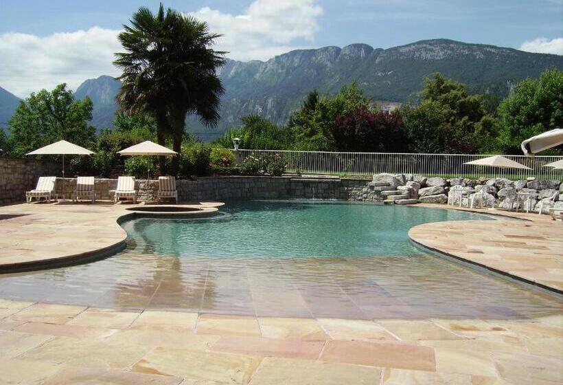 Отель Hôtel Les Grillons