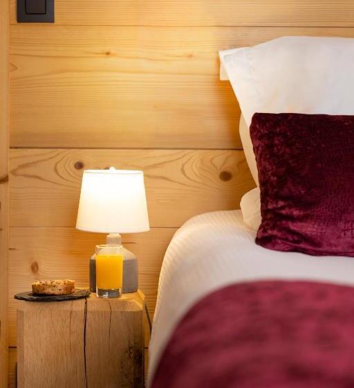 Отель Hôtel Les Grillons