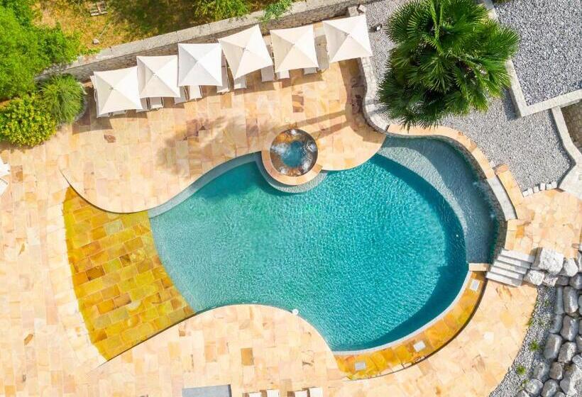 Отель Hôtel Les Grillons