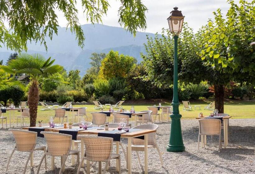 Отель Hôtel Les Grillons