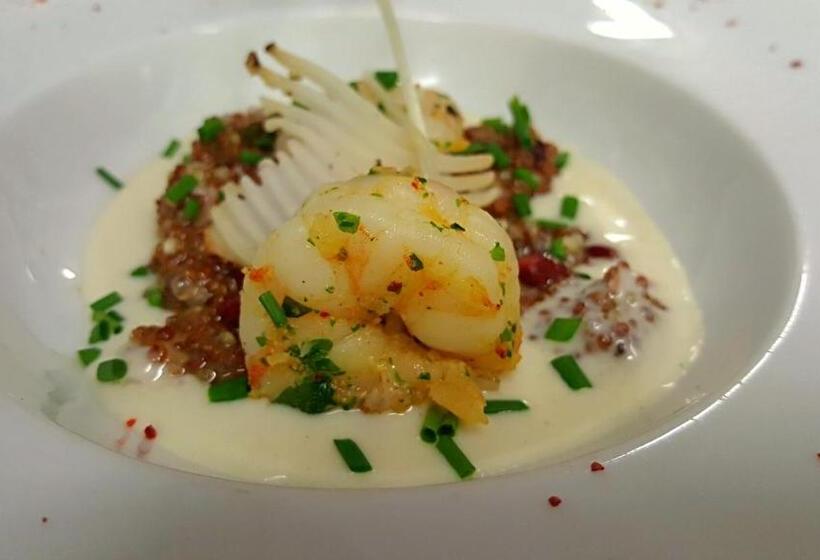 Отель Hôtel Les Grillons