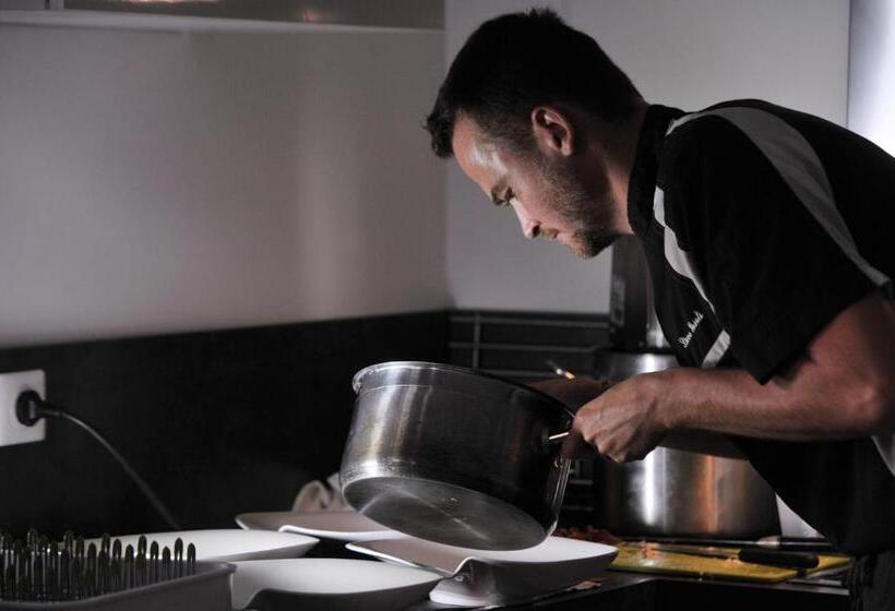 Отель Hôtel Les Grillons