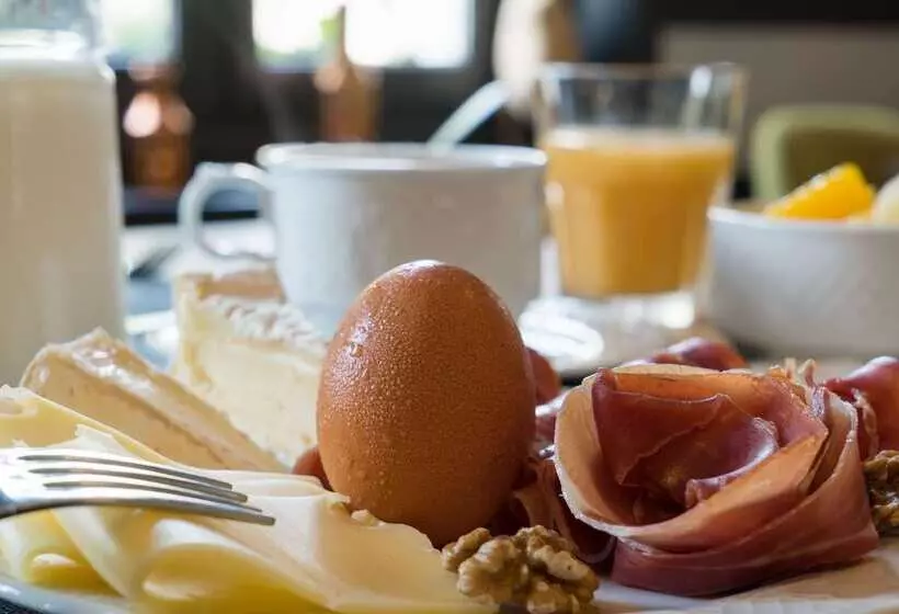 Отель The Originals Boutique, Hôtel La Colonne De Bronze, Saintvalérysursomme