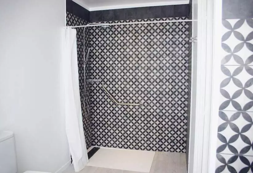 Отель The Originals Boutique, Hôtel La Colonne De Bronze, Saintvalérysursomme