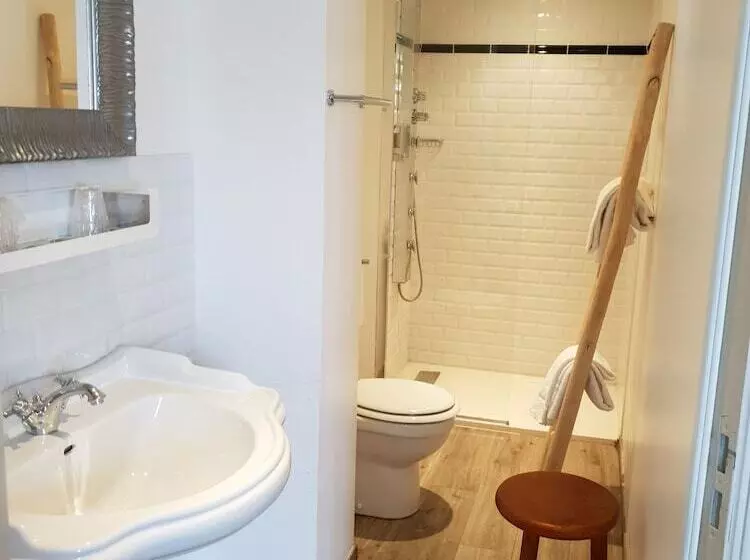 Отель The Originals Boutique, Hôtel La Colonne De Bronze, Saintvalérysursomme