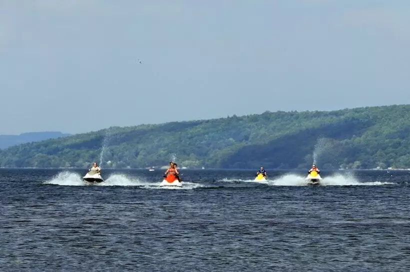 Majatalo 18 Vine Inn & Carriage House