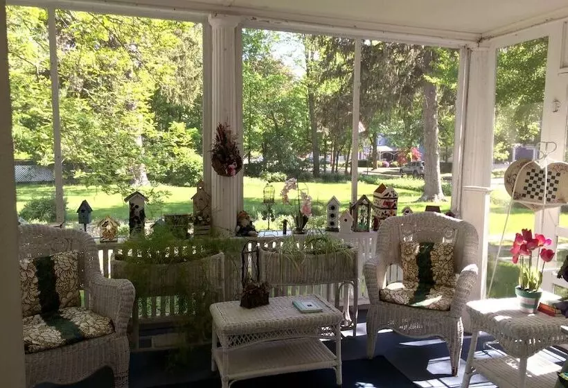 Majatalo 18 Vine Inn & Carriage House