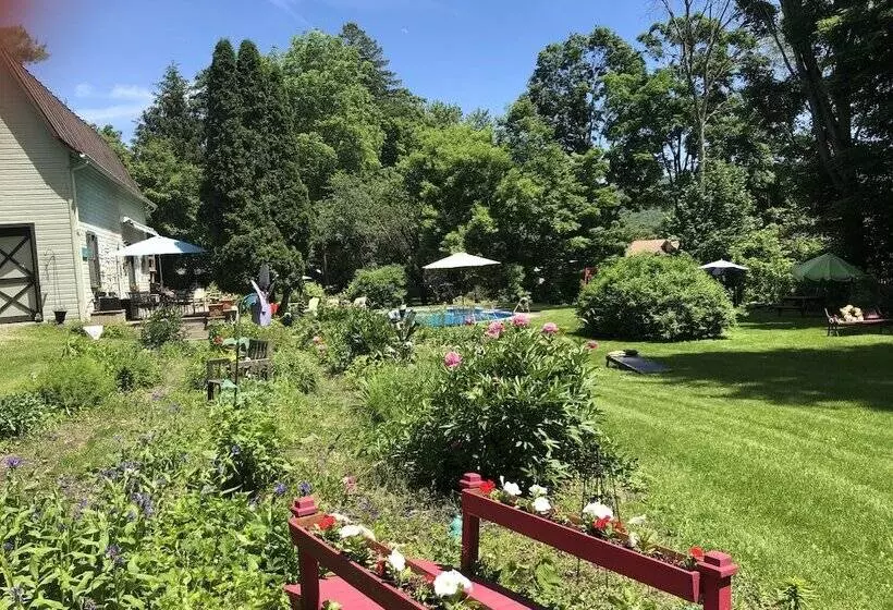 Majatalo 18 Vine Inn & Carriage House