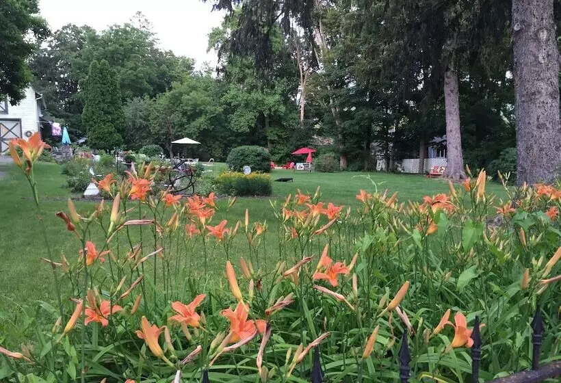 Majatalo 18 Vine Inn & Carriage House