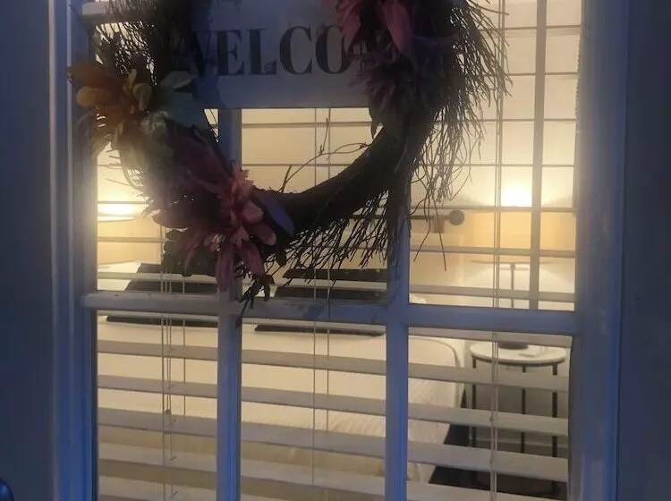 Majatalo 18 Vine Inn & Carriage House