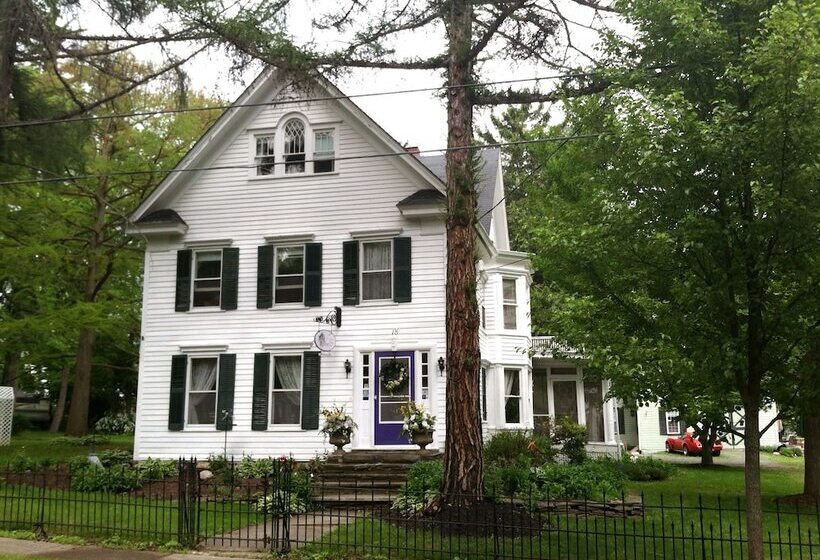 פנסיון 18 Vine Inn & Carriage House