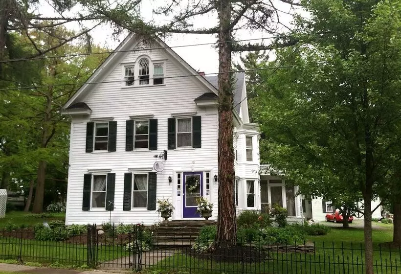 Majatalo 18 Vine Inn & Carriage House