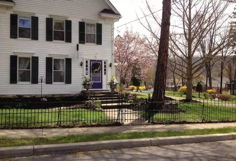 Majatalo 18 Vine Inn & Carriage House